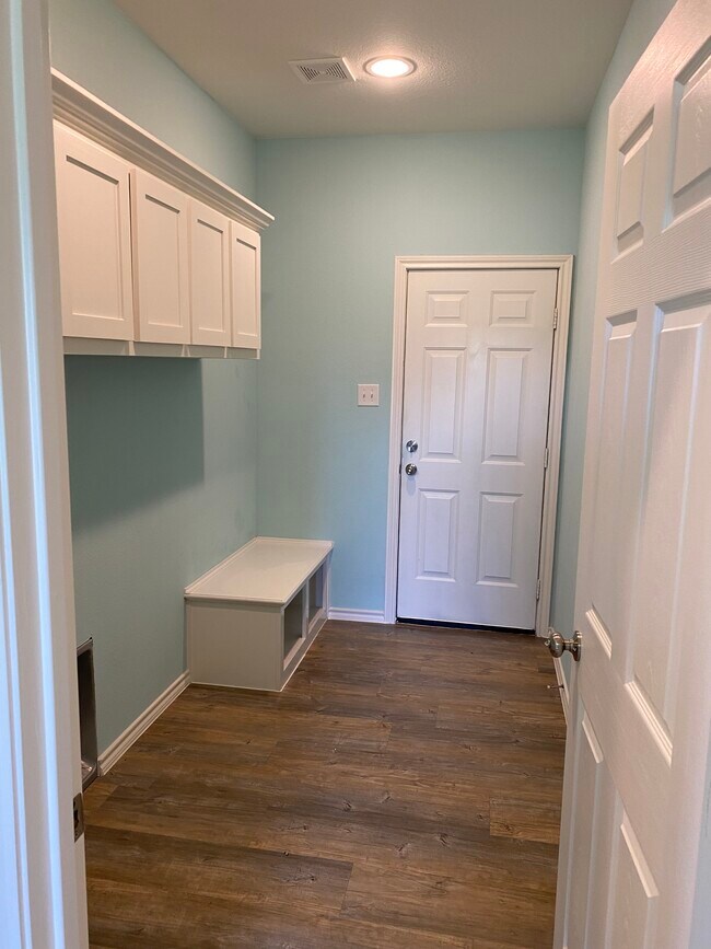 Building Photo - 1049 Chesnut Ln