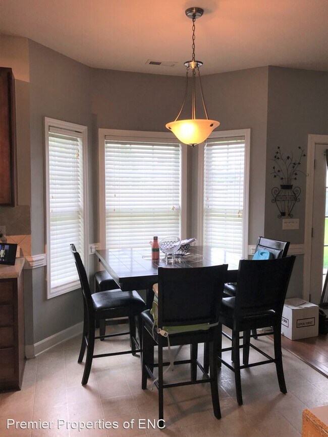 Building Photo - 3 br, 2 bath House - 204 Diamond Court