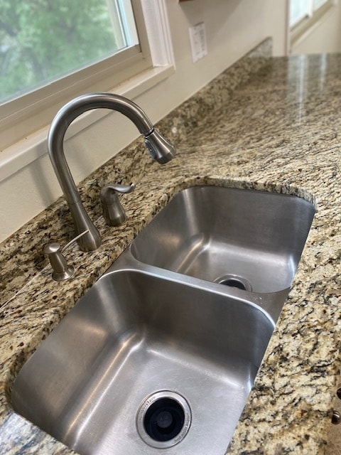 Kitchen sink - 411 E Highline Cir