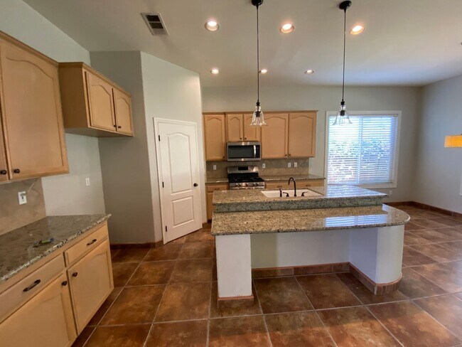 Foto del edificio - Beautiful NW Visalia home coming soon!