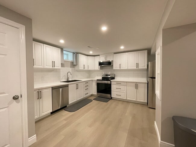 Building Photo - 895 Cochrane Cres