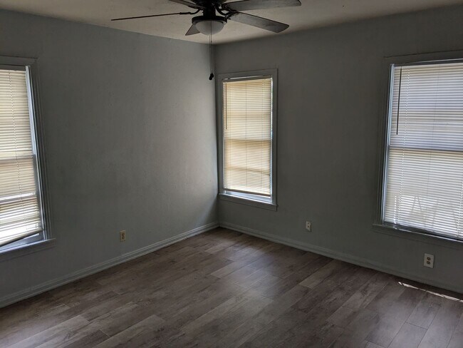 Foto del edificio - 3 Bed 1 Bath with fenced yard, laundry roo...