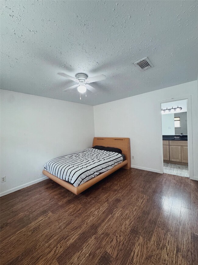 Building Photo - 12931 Becklin Ln