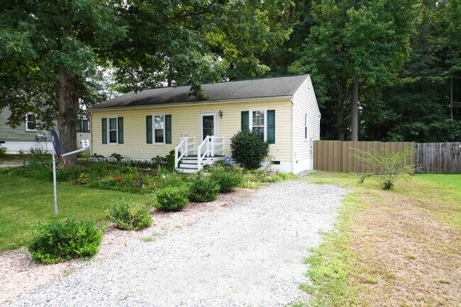 Foto del edificio - 8001 Clovertree Ct