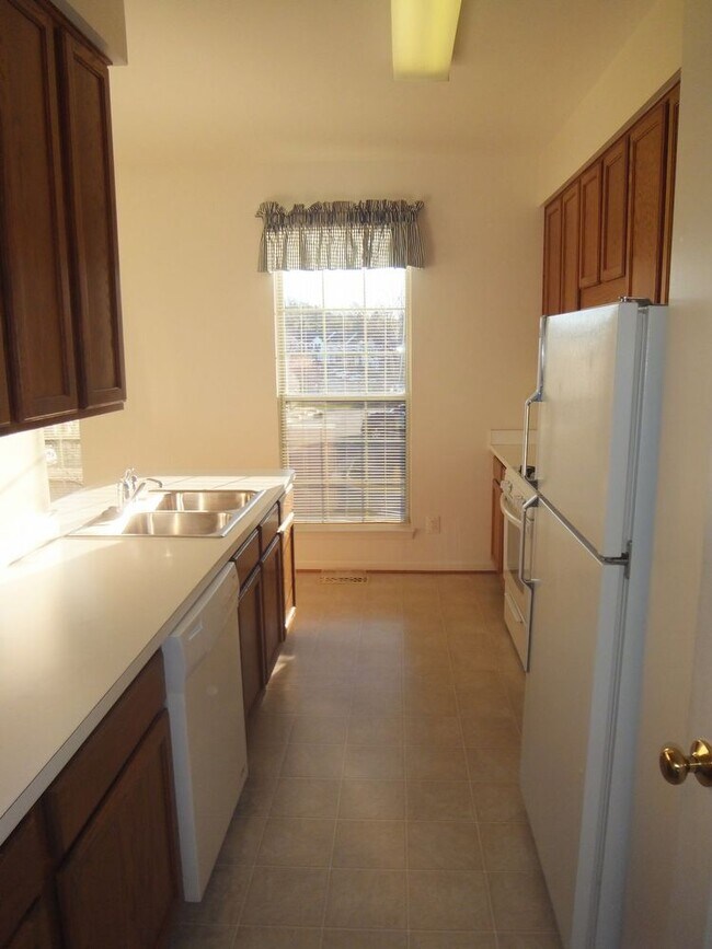 Building Photo - Garage Townhouse near Quantico