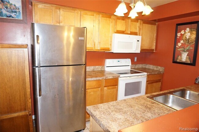 Foto del edificio - 27991 Rollcrest Rd