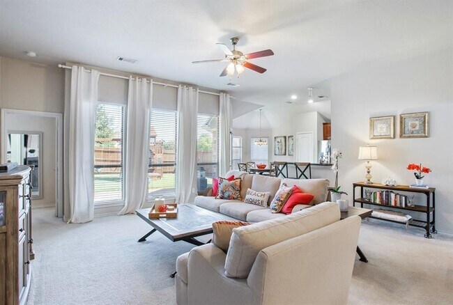 Building Photo - 2101 Oakridge Dr