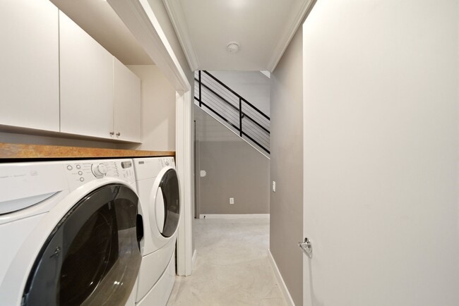 Building Photo - 913 Saulnier St
