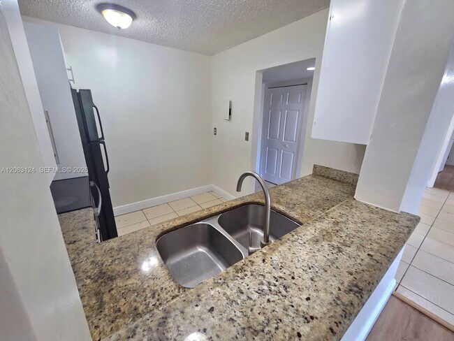 Foto del edificio - 482 NW 165th St
