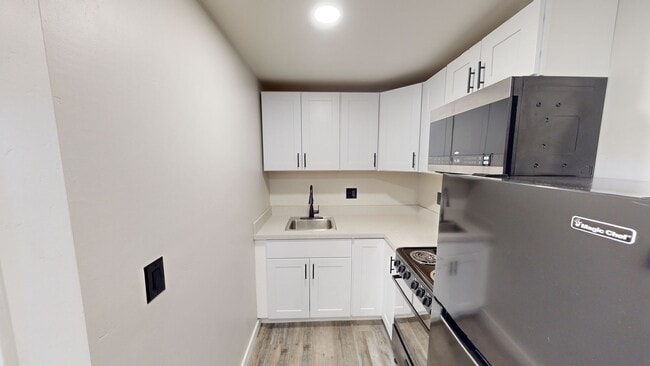 Building Photo - Ideal for solo tenants or couples!