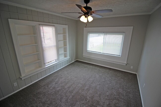 Building Photo - Updated Single Family in Dayton!