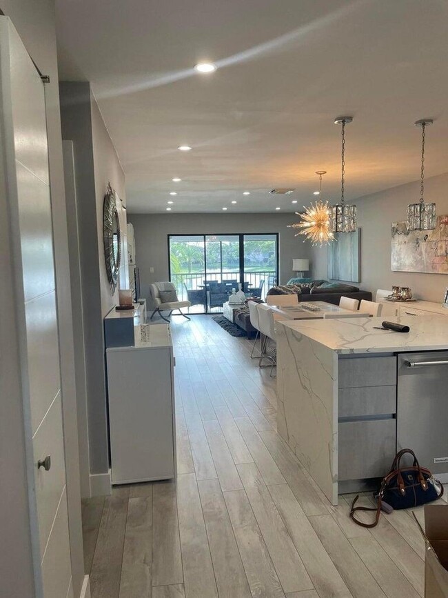 Building Photo - 9299 Vista Del Lago