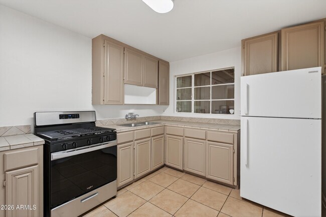 Building Photo - 2217 W Rancho Dr