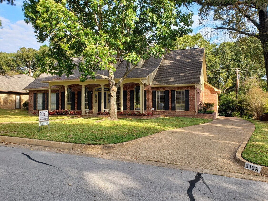 Foto principal - 3106 Lake Forest Dr