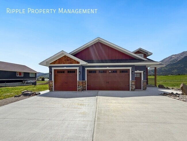 Photo du bâtiment - CHARMING & SPACIOUS 2 BEDS, 2 BATHS MAIN FLOOR | PRIVATE BACKYARD & UTILITIES INCLUDED