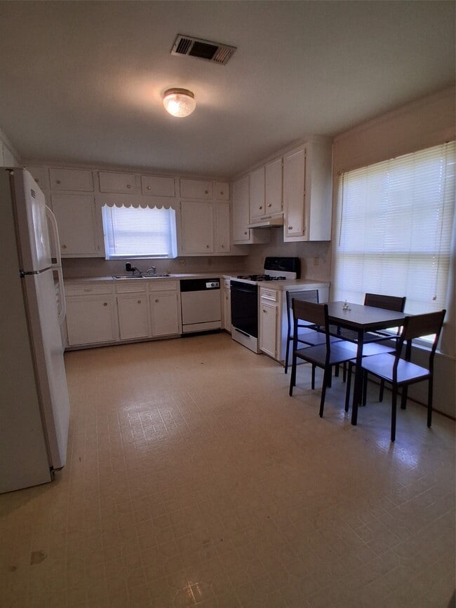 Building Photo - 204 Holderrieth Blvd