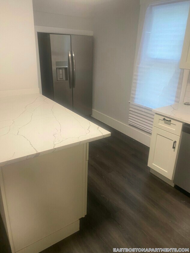 Foto principal - 118 Marginal St