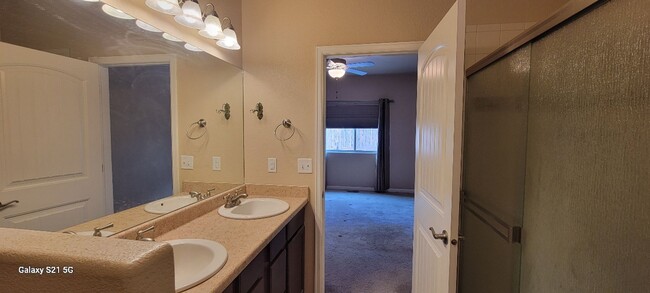 Building Photo - Beautiful 4 Bed 3 Bath Rental!