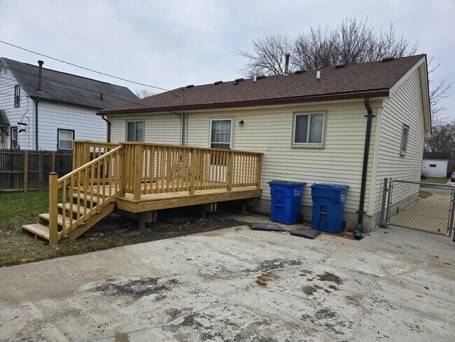 Foto del edificio - 11921 Belmont Ave