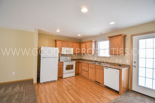 Foto del edificio - WINTER SPECIAL!! $1425 for a 2 Bedroom, 2.5 Bath Townhome in Urbandale near the walking trails!!!