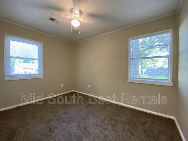 Building Photo - 886 Par Ave