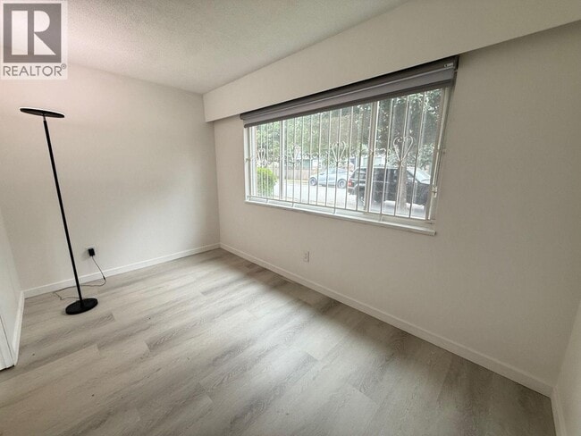 Building Photo - 2875 Lakewood Dr