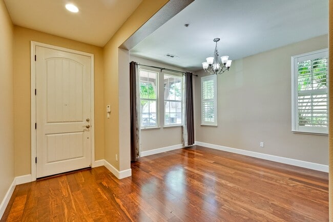 Building Photo - Beautiful 4 Bed 3 Bath Ardenwood Home!