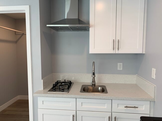Mini kitchenette - 4230 Tuller Ave