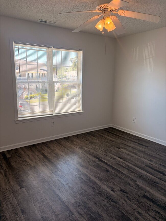 Foto del edificio - 4617 McClelland Dr