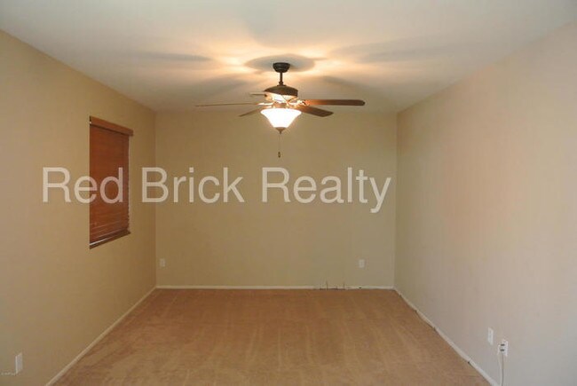 Building Photo - 2111 W Maple Dr