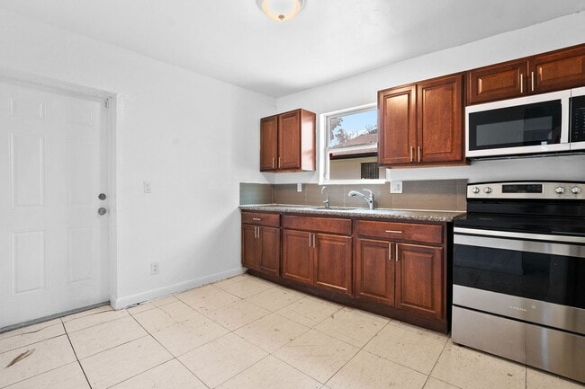 Building Photo - Spacious 3BR/1BA Single-Family Home – Cent...