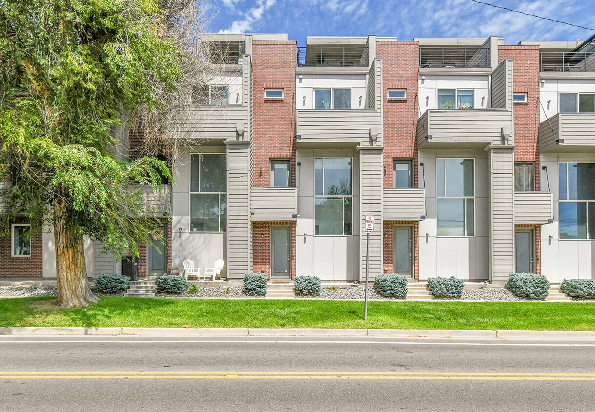 $3,295 - 2 Bed/2.5-bathroom Townhome in De... - $3,295 - 2 Bed/2.5-bathroom Townhome in De...