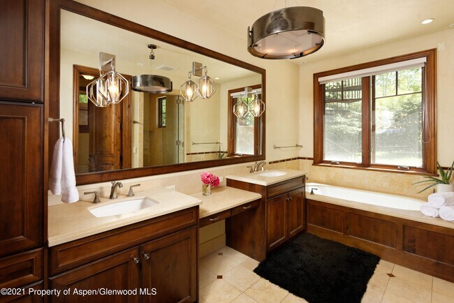 Foto del edificio - Stunning West Aspen Duplex