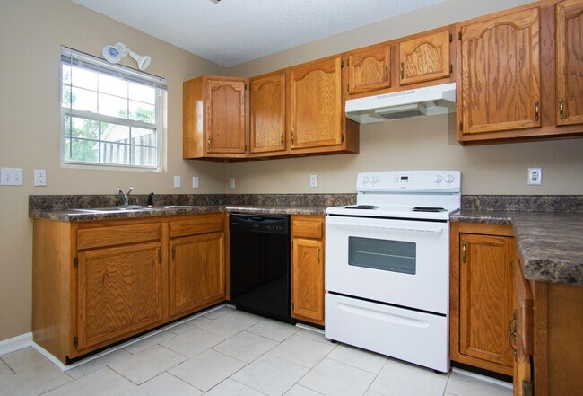 Foto del edificio - 2 bed and 2 bath condo with garage