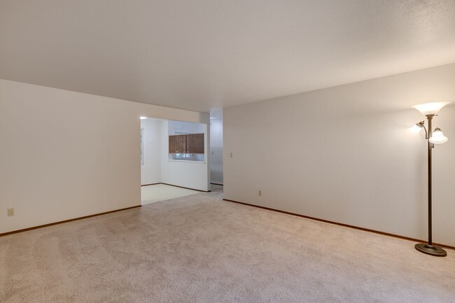 Foto del edificio - 3 Bedroom Rambler in Kirkland with Large Y...