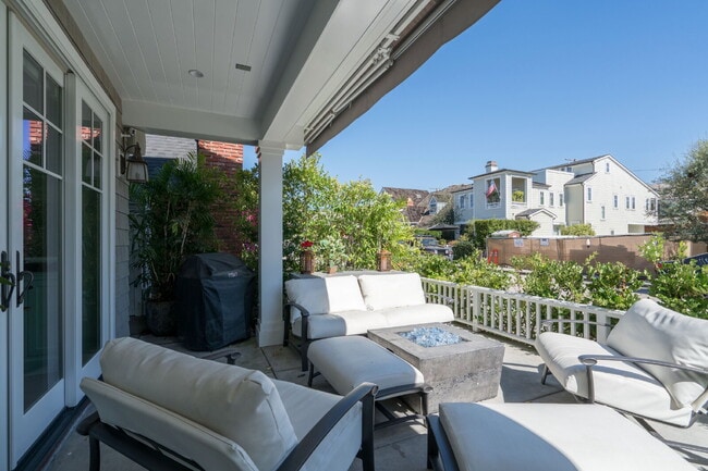 Foto del edificio - California Coastal Awaits: Luxurious Custom 3-Bedroom Home with Marble Touches on Balboa Island