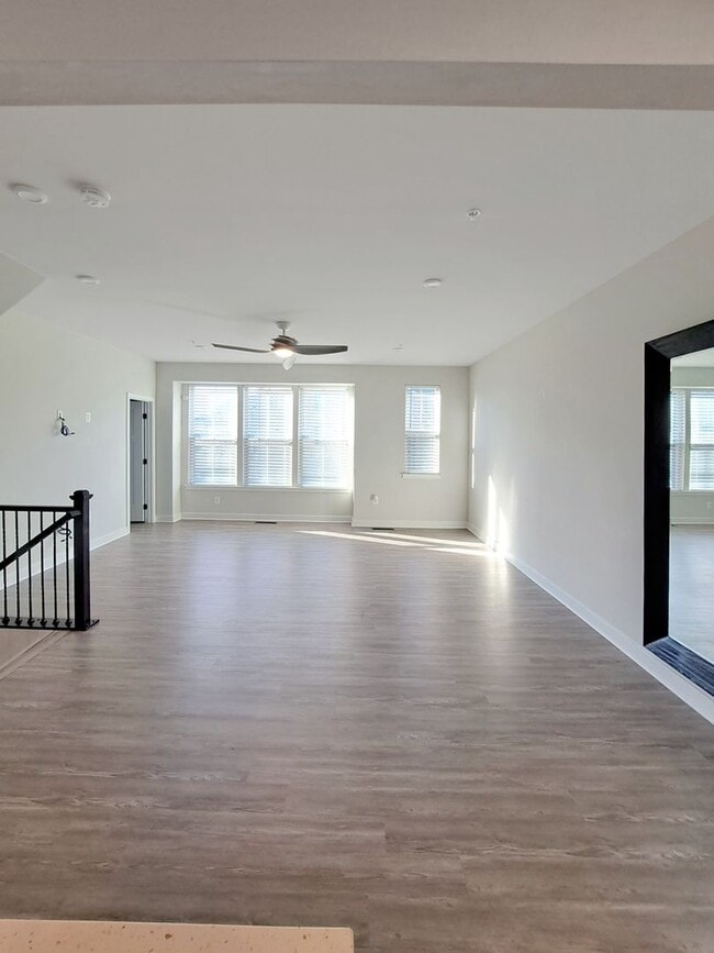 Building Photo - Short Term Lease-Gorgeous 3-Level Townhome...