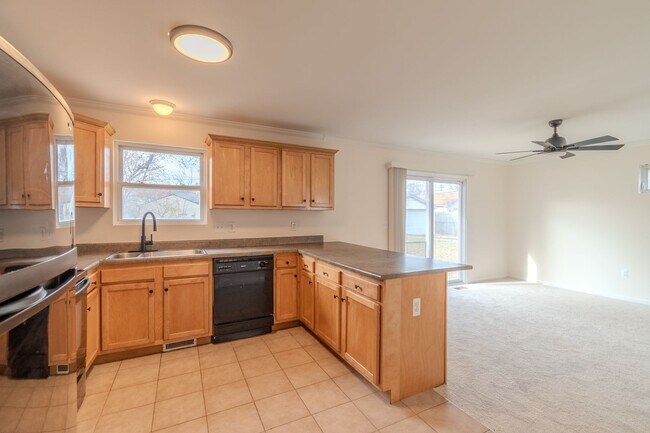 Foto del edificio - Modern and Open-Concept Home In Madison Heights - AVAILABLE NOW!