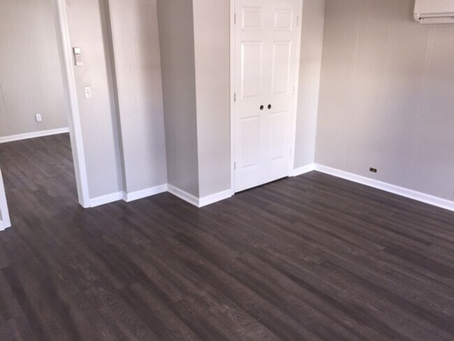 Building Photo - Radford (blocks from RU Campus), 5 BR / 3 ...