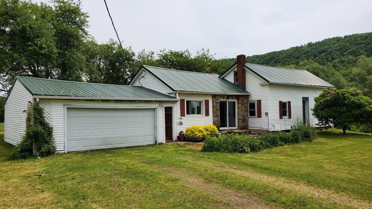 Primary Photo - Scenic country farmhouse for rent! 3 bedro...