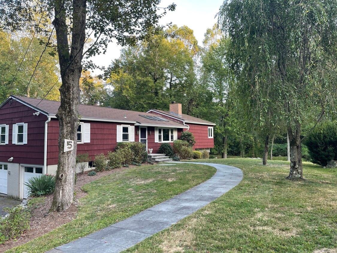 Primary Photo - 5 Inwood Ln