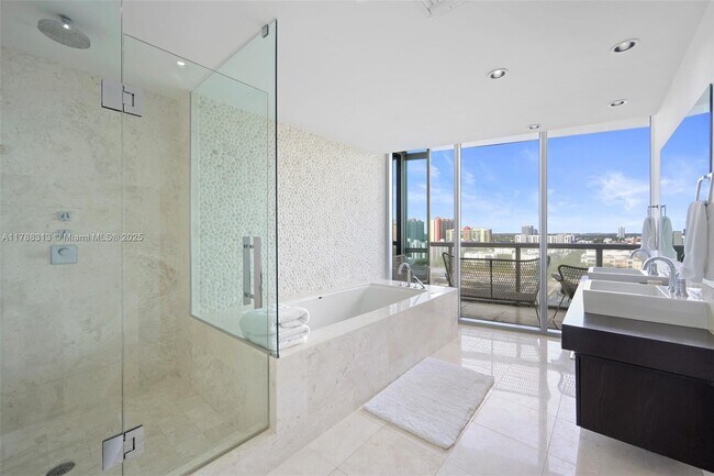 Foto del edificio - 17121 Collins Ave