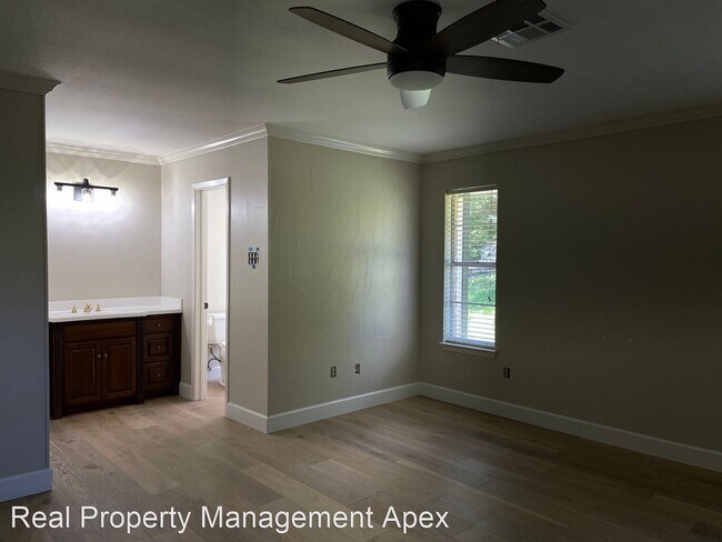 Building Photo - 4 br, 3 bath House - 900 Woodland West Dr.