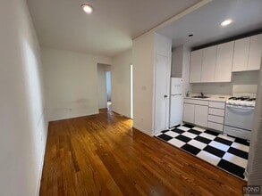 Building Photo - 425 E 65th St