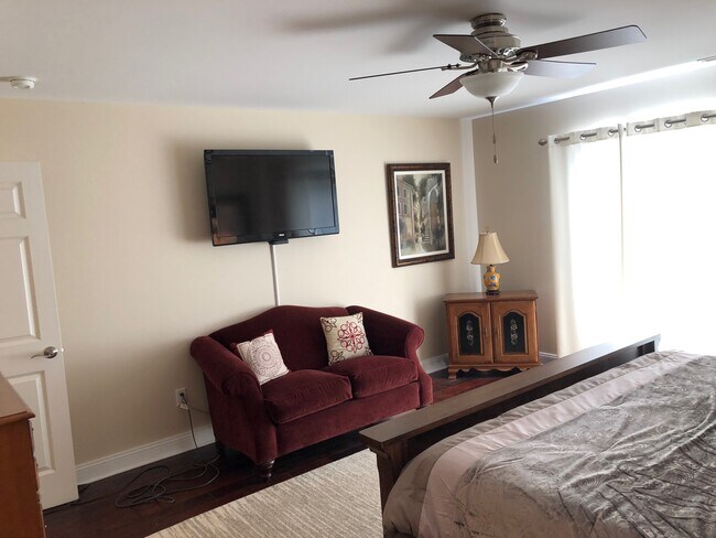 Master bedroom - 235 N Whittaker St