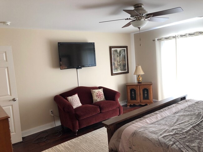 Master bedroom - 235 N Whittaker St