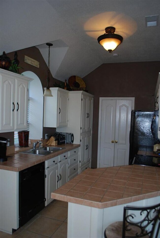 Foto del edificio - VIEW NOW/COMING SOON - Charming 3 Bed Home in NRH | Open Kitchen + Spacious Backyard