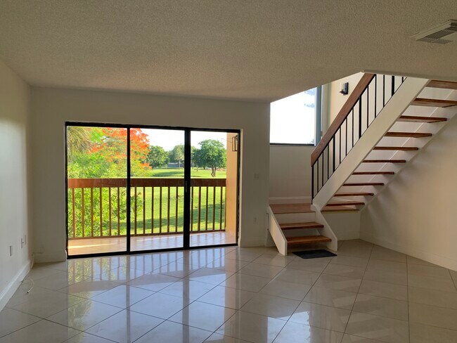Balcón, sala de estar - 281 W Park Dr
