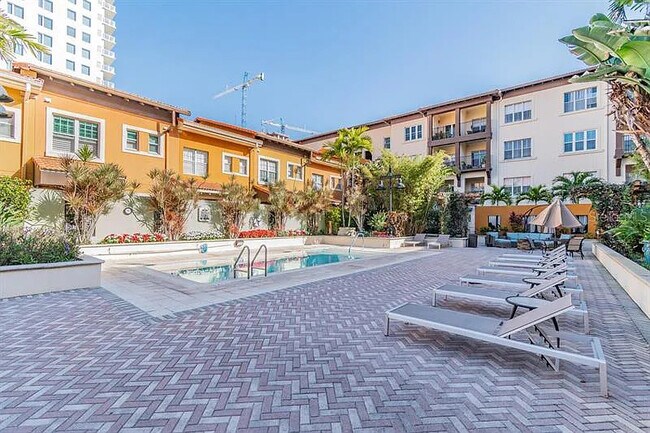 Piscina - 200 4th Ave S