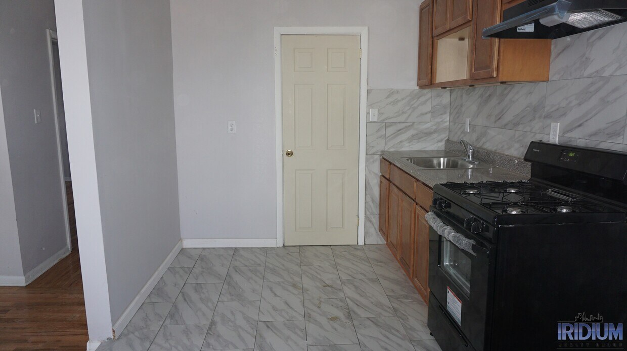 Primary Photo - 76 N 9th St